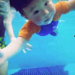 小女孩游泳视频,小女孩畅游泳池欢乐瞬间